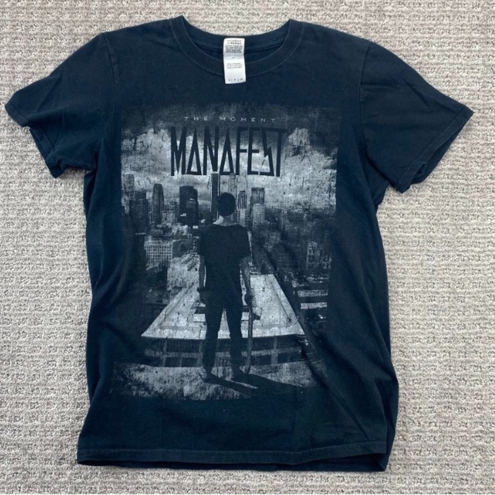 MANAFEST The Moment Shirt Men Small S Black Graphic T-Shirt Gildan Soft Style